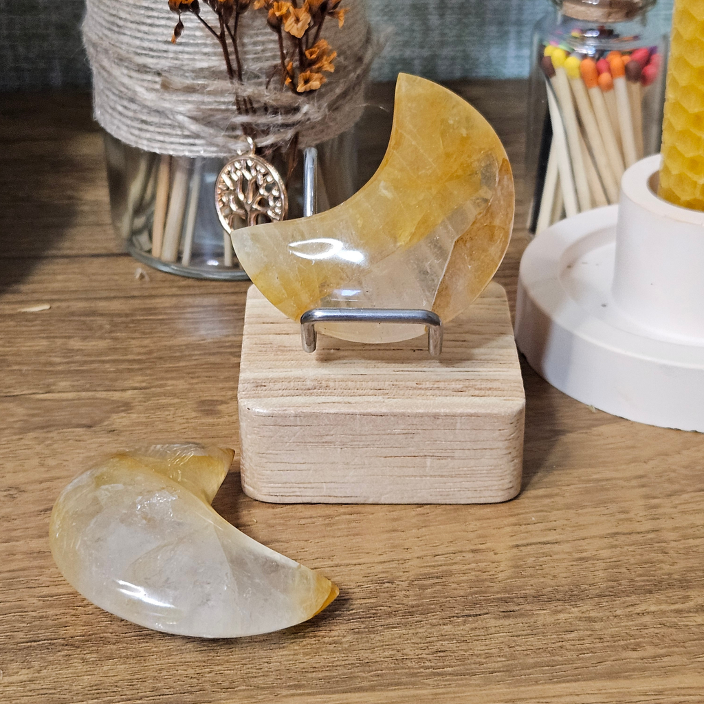 Golden Healer Quartz Moon – 50mm 🌙✨