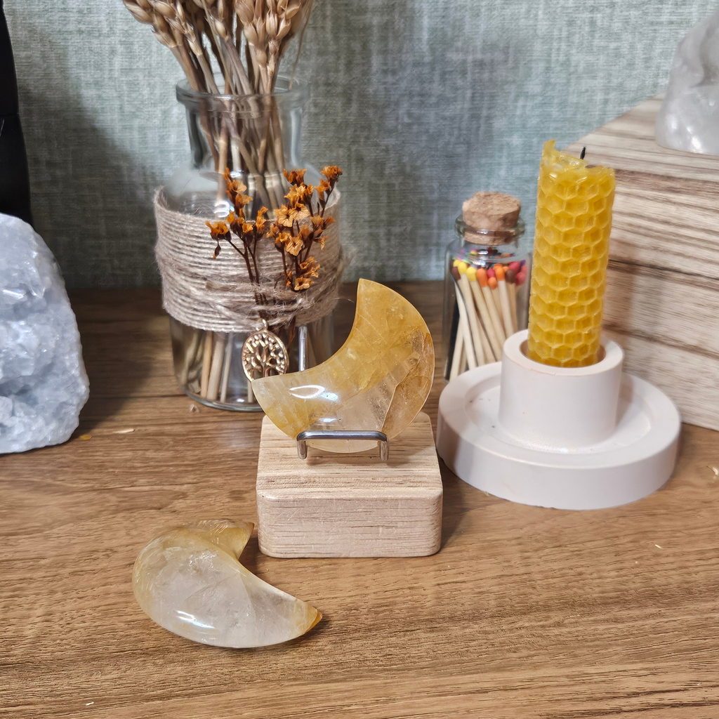 Golden Healer Quartz Moon – 50mm 🌙✨